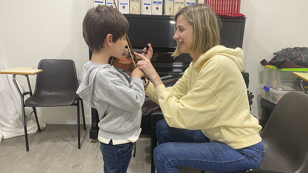 Laura Ramos, profesora de violín Suzuki en Madrid, en una clase con un alumno