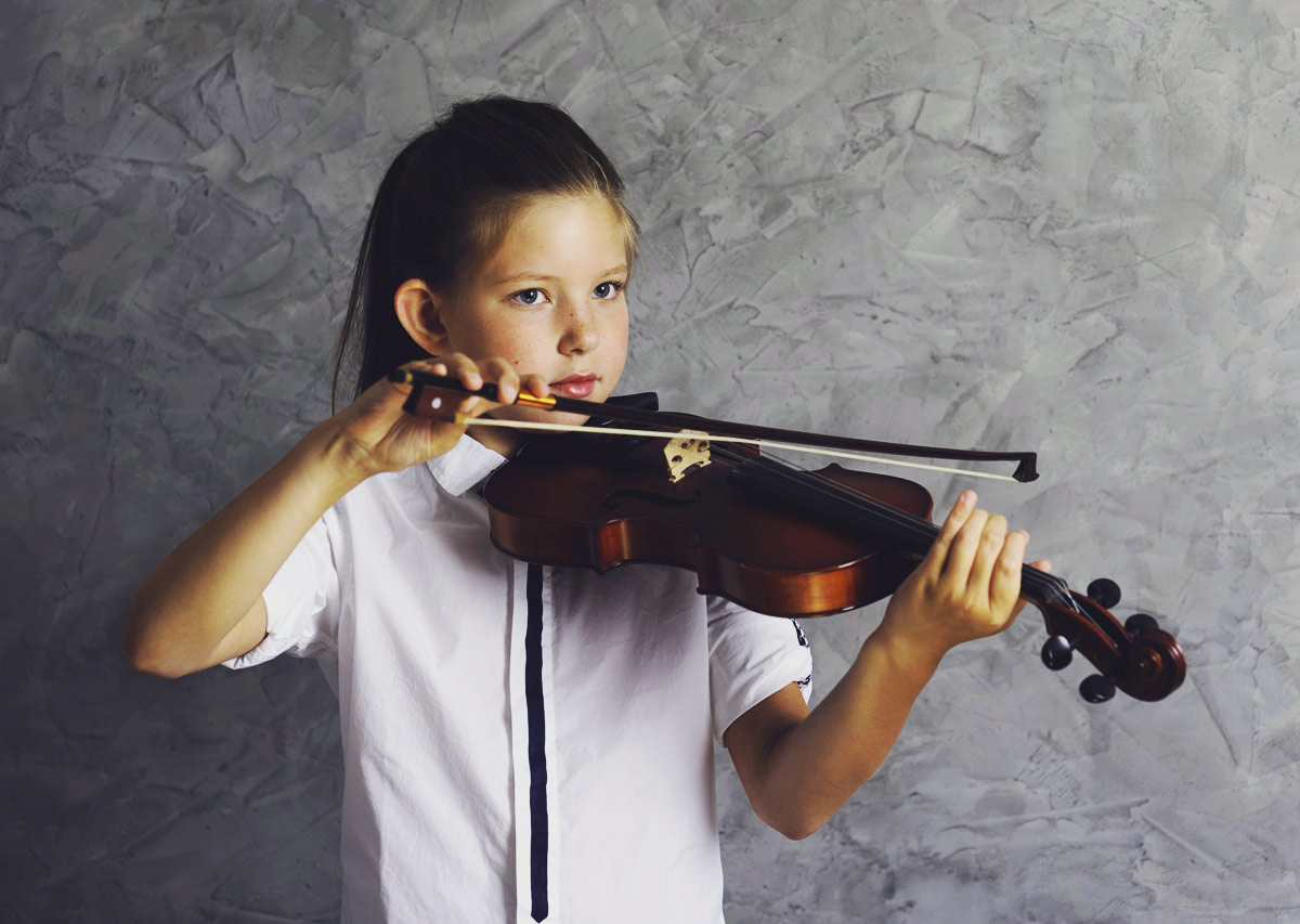 Niña tocando el violín