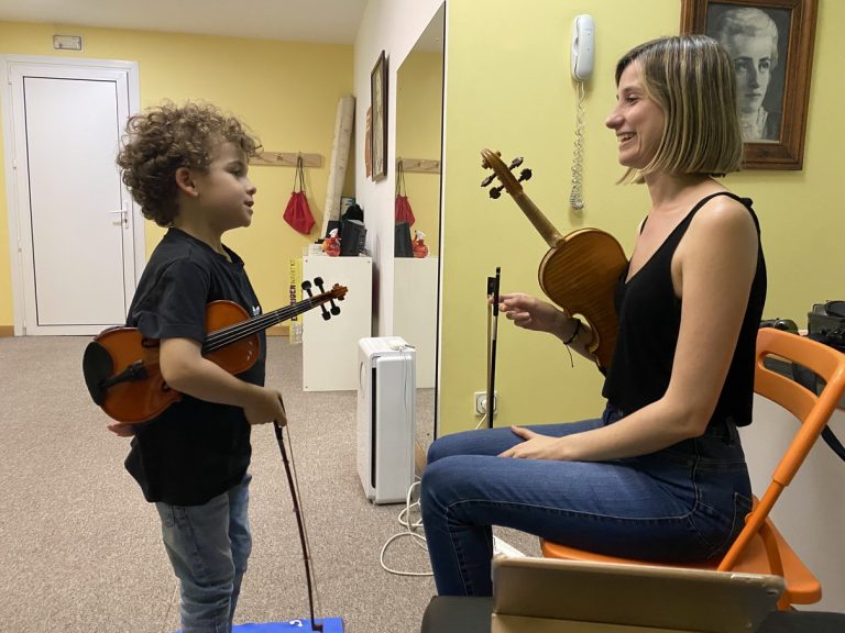 Profesora de violín Suzuki impartiendo clase en Madrid